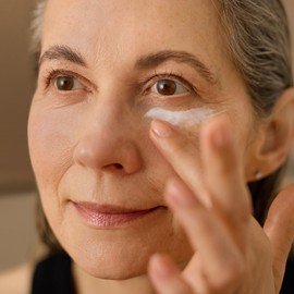 JUNGLÜCK Vitamin C Augencreme - Vegan | Anti-Müdigkeits Creme gegen Augenringe und Schwellungen | Vitamin C Augenpflege lässt deine Augenpartie strahlen und wirkt dunklen Augenschatten entgegen