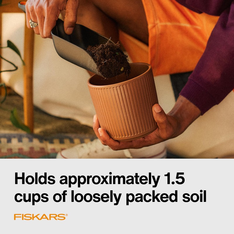 Fiskars Soil Scoop for Potting and Transplanting, Garden Tool Indoor