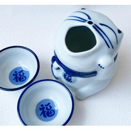 Mino ware Japanese Sake Set, 1 Tokkuri Sake Bottle, 2 Ochoko Sake Cups, Maneki neko Lucky cat shape, Sake Set,Sake pot set, Microwave and Dishwasher Safe,Made in Japan