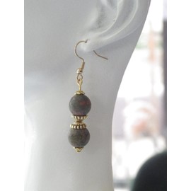 Ohrringe aus grünen Unakitperlen und goldenen tibetischen Perlen