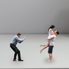 Fenteer 1/64 Miniature People Collection Resin Figurines for Micro Landscape Accessories, White Couple Set