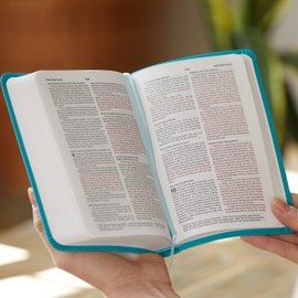 NKJV, Value Thinline Bible, Blue Leathersoft, Red Letter, Comfort Print: Holy Bible, New King James Version