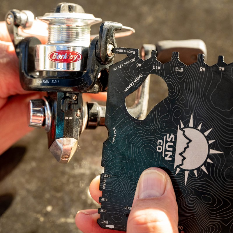 Sun Company ベンチトップコースター（2枚入り）- コースターマルチツール、22の機能、スクリュードライバー、レンチ、定規、ボックスオープナー、ボトルオープナー|キャンプ、バーベキュー、男部屋、作業場のギフト ブラック