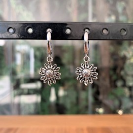 Ethnische Sonne Anhänger und Ohrringe Set - Platin Plattiert Damen Ohrringe - Alt Silber Sonne Blume Schutz Anhänger - Perfektes Geschenk Charme (Anhänger und Ohrringe Set)