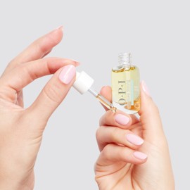 OPI Nature Strong Skincare Glow Up Nail & Cuticle Oil - Natural Origin Cuticle Treatment with Vitamin E | Nail Oil for Damaged Nails, 8ml