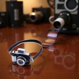 1:4 Scale Mini Camera Prop Ornament Vintage Camera Model, Miniature Digital Camera Mini Decoration Accessories Photography Props Ornament(Style 1)