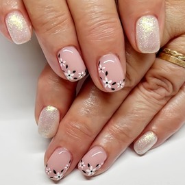 Silver Glitter Press on Nails Short Square Fake Nails with White Small Flower Design Glossy Light Pink Artificial False Nails Spring Floral Stick on Nails for Women Girls DIY Manicure Decoration 24Pcs