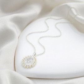 Molly Brown London Freshwater Pearl Miraculous Mary Communion Medal Necklace. Ideal for First Holy Communion Gifts for Girls, Christening, Flower Girl and Bridesmaids Gifts