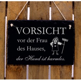 DEKO-LANDO Vorsicht vor der Frau des Hauses, der Hund ist harmlos - Engraved Slate Door Sign 16 x 22 x 0.5 cm, Black