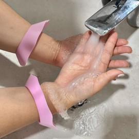 Convenient facial cleansing silicone wristband pink color tool skin care holder / 세안 편리한 실리콘 손목 밴드 핑크 컬러 도구 피부 관리 거치대