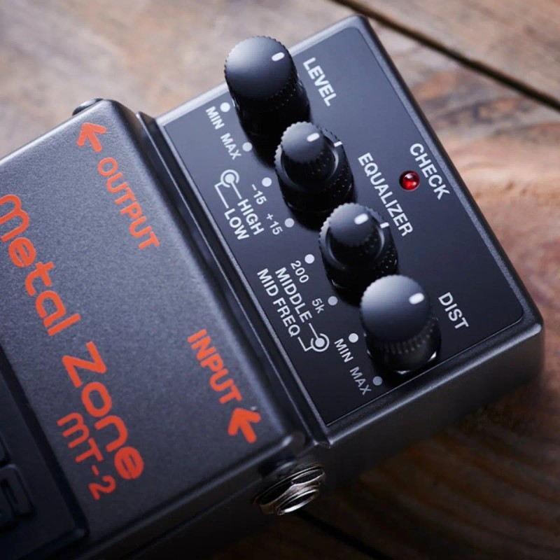 Pedal de efecto Boss Metal Zone MT-2 negro