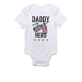 TeeNow – Daddy is My Hero (Personalizado para todas las ramas) – Mono de bebé inspirado en los militares estadounidenses – Niño y niña, Blanco, azul marino., 0-3 meses