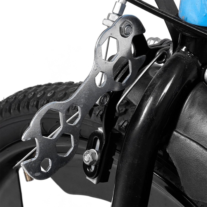 2 pieces conical bicycle keys, 1 piece 8 shaped flower