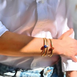 happymaker - Armreif Gold, Edelstein Armreif, vergoldete Armspange Dame mit echtem Karneol, handgefertigt, offener Armring, größenverstellbar, edle Geschenkverpackung für Geburtstagsgeschenk