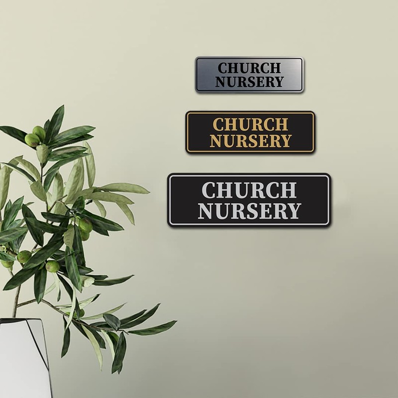 Letrero estándar para guardería de iglesia (negro) - mediano
