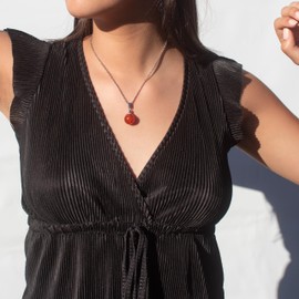 NILUXE DESIGN - Kette Natürliche Steine Damen - Anhänger mit Naturstein Schutzamulette - Kugel aus Edelsteinen Quarze mit Silber Edelstahlkette - Geschenke für Damen (Karneol)