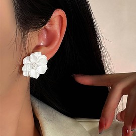 TseenYi Boho Acrylic Flower Earrings White Flower Stud Earrings Tiny Pearl Floral Earrings Vintage Layered Flower Acrylic Earrings Bridal Flower Wedding Earrings Jewellery for Women and Girls, Acrylic