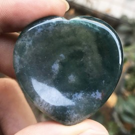 Ladeukoi Natural Moss Agate Crystal Thumb Worry Stone, Hand Carved Healing Crystal Heart Shaped Stone for Anxiety Stress Relief Meditation 1.5"