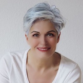 Creamily Short Grey Wigs Pixie Cut Wigs with White Bangs Straight Layered Synthetic Hair Wigs (Grey Mixed White with White Bangs)