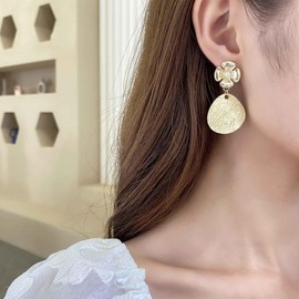 Aneneiceera Vintage Round Disc Coin Dangle Earrings Gold Flower Pearl Stud Earrings Hammered Disc Coin Drop Earrings Metal Flower Earrings Jewellery for Women and Girls, Zinc