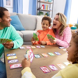 Mattel Game Skip Bo Game Party Supplies Card Game for 2-6 Players Ages 7 and Up, Green JMM20