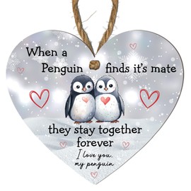 Heart-Shaped Penguin Love Plaque - "When a Penguin Finds Its Mate" - Romantic Christmas Hanging Decoration, Cute for Couples, Winter Holiday Decor (Small: 10 cm (H) × 9 cm (W))