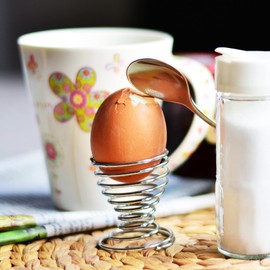 com-four® 12 x Egg Cups Chrome-Plated Metal Elegant Egg Holders with Metallic Look, Breakfast Set in Wire Spiral Design (12-Piece - Spiral)