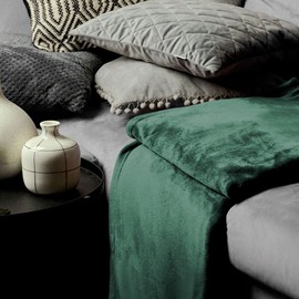 HOMLA Red Fleece Blanket Fluffy and Warm - for Couch Sofa and Bed Cuddly Blanket Sofa Blanket - Easy Care 150 x 200 cm Green