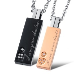 His & Hers - Juego de collar con colgante de acero inoxidable de titanio, estilo coreano con un grano de la suerte
