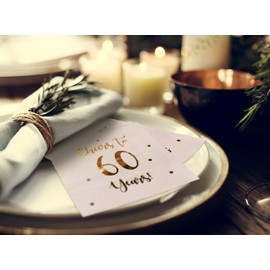Servilletas de cóctel Cheers to 60 Years | decoraciones de cumpleaños 60 para hombres y mujeres y decoraciones de fiesta de aniversario de boda, paquete de 50 servilletas de 3 capas, 12,7 x 12,7 cm plegadas (rosa)
