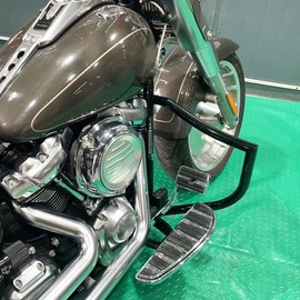 Low‑Profile 1.25″ Engine Guard Crash Bar, Gloss Black – Front Frame/Tip‑Over Protection for Softail 2018‑2025 (Street Bob, Low Rider, Fat Boy, Heritage)