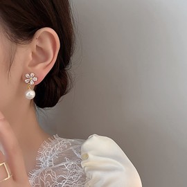 TseenYi Pearl Drop Earrings Gold Crystal Flower Pearl Earrings Vintage Daisy Crystal Studs Earrings Bridal Pearl Dangling Earrings Jewelry for Women and Girls Gifts
