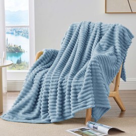 BEDELITE Fleece Throw Blanket for Couch, 300 GSM Soft and Warm Fluffy Twin Blanket, Decorative and Giftable Striped Light Blue Blankets for Men and Women, 125 x 150 cm