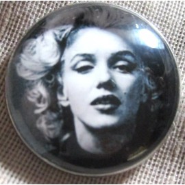GLASS DOME PICTURE BUTTON -  BLACK & WHITE PIC OF MARILYM MONROE CLOSE-UP - 1 IN