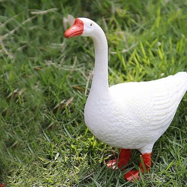 Toddmomy Goose Statue Plastic Goose Figurine Garden Goose Sculpture Desktop Goose Ornament Animal Figurine for Home Patio Easter Decorations (White)