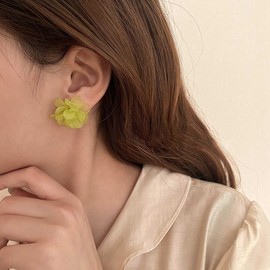 Xduargs Boho Green Acrylic Flower Earrings Vintage Frosted Floral Flower Earrings Green Matte Flower Stud Earrings Resin Petal Flower Statement Earrings Jewelry for Women and Girls