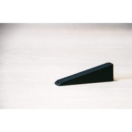 Peygran Tile Leveling System 100 Wedges (black pieces). Lippage free tile and stone installation for PRO and DIY. The most precise and reliable product on the market.