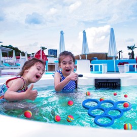 Hiboom Juego de Piscina con Puntuación, Flotadores Combinados de Espuma con 10 Bolas de Colores, Juego de Lanzamiento Flotante Juguetes de Piscina Accesorios para Fiesta Familiar (Triángulo, Azul)
