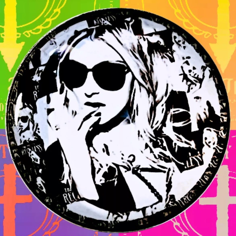 PRETTY RECKLESS TAYLOR MOMSENSERI