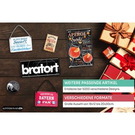 schilderkreis24 Tin Sign 28 x 12 cm - "Hier wohnt ein Jäger mit der Beute seines Lebens" - Humorous Decoration for Home & Hunting Friends