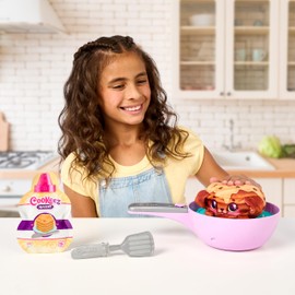Cookeez Makery Pancake Treatz. Mix & Flip a Plush Best Friend! Place Your Pancake Mix on The Pan and Be Amazed When A Scented, Interactive Plush Friend Flips Out! Styles May Vary