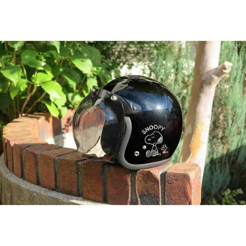 Sankin Shoji SN3253 Snoopy Sitting Emblem Sticker