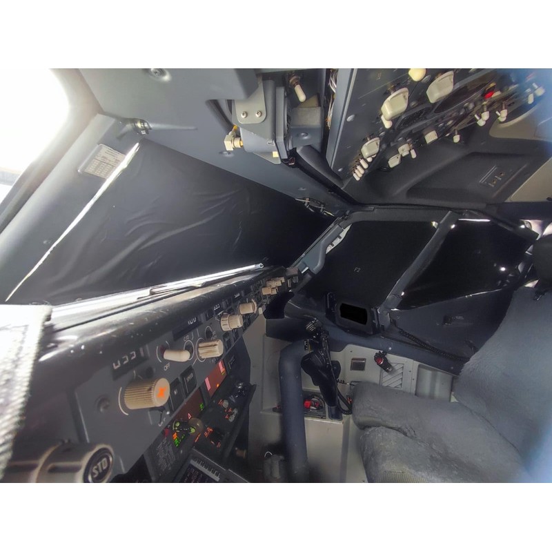 B737 FIRST OFFICER COCKPIT WINDOW SHADE.