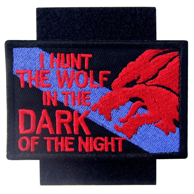 Parche táctico con texto en inglés "I Hunt The Wolf"