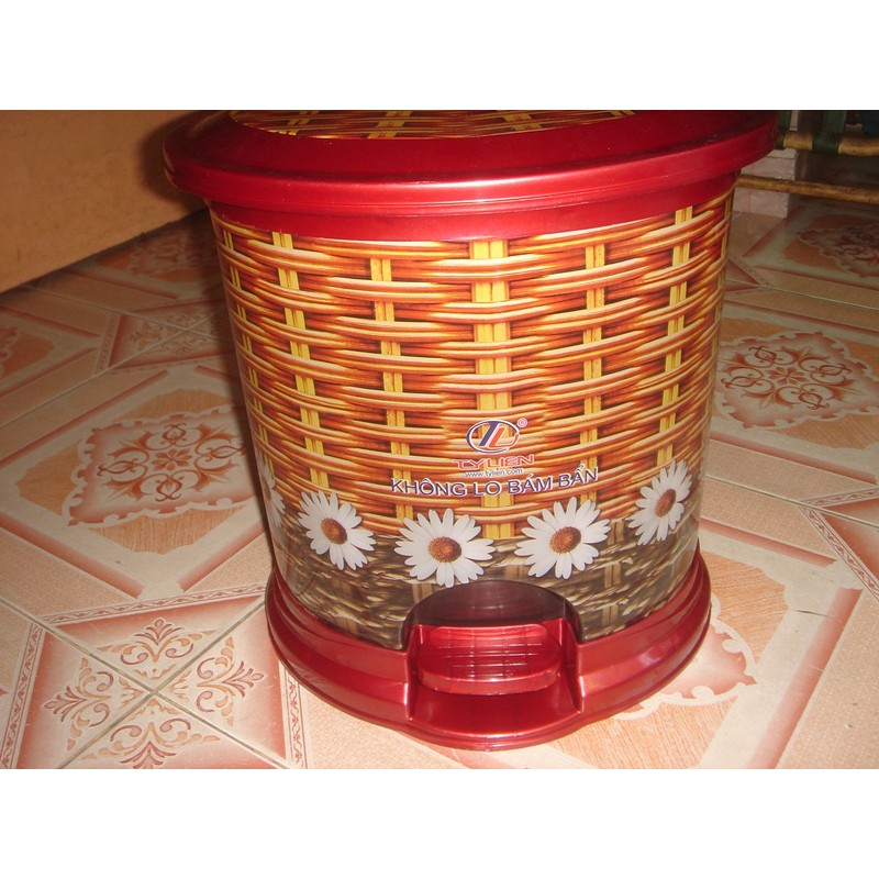 Decorative 10 L Oval Plastic Step Trash Can 13" Tall,
