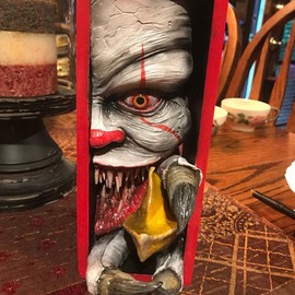 Monster on The Bookshelf Resin Decor Bookstand Resin Sculpture Ornaments for Living Room Bedroom Office