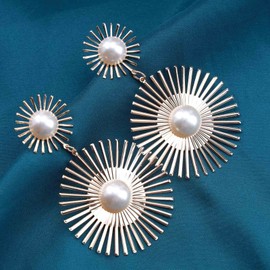 Dervivea Boho Sunburst Earrings Round Pearl Drop Earrings Exaggerated Sun Stud Earrings Punk Gold Dangle Earrings Jewellery for Women and Girls