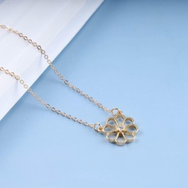 TseenYi Flower Necklace Gold Flower Pendant Necklace Boho Minimalist Chain Necklace Jewelry for Women and Girls Gifts