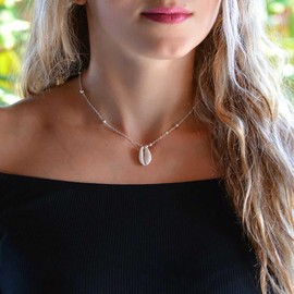 Inilbran Boho Shell Pearl Necklace Vintage Cowrie Choker Necklace Silver Shell Pendant Necklace Adjustable Natural Shell Necklace Chain Jewellery for Women and Girls, Zinc