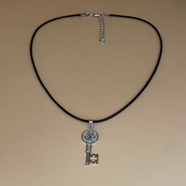 TClaudia, Medalla San Benito de plata 925, diseño llave de San Benito. Joyería para mujer y hombre de calidad. Protege a tus seres queridos con este regalo excepcional. Grande con collar de hilo.